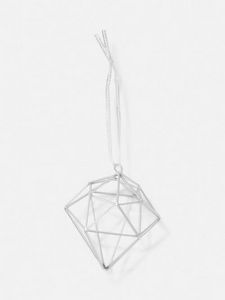 Oferta de Adorno colgante de alambre con forma de diamante por 2€ en Primark