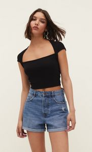 Oferta de Camiseta escote cuadrado por 12,99€ en Stradivarius