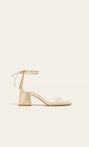 Oferta de Sandalias de tacón doradas vinilo por 29,99€ en Stradivarius