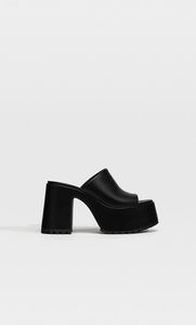 Oferta de Zuecos tacón plataforma por 35,99€ en Stradivarius