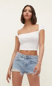 Oferta de Camiseta escote cuadrado por 12,99€ en Stradivarius