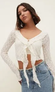 Oferta de Camiseta abierta volante blonda por 17,99€ en Stradivarius