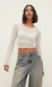 Oferta de Camiseta manga flare blonda por 12,99€ en Stradivarius