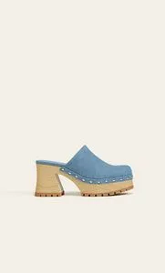 Oferta de Zuecos tacón denim tachas por 35,99€ en Stradivarius