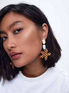 Oferta de Pendientes De Resina Con Flor, Multicor por 7,99€ en Parfois