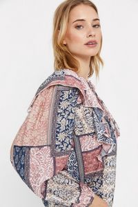 Oferta de Blusa estampada volante por 19,99€ en Cortefiel