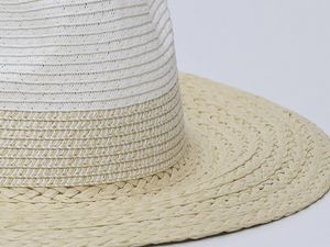 Oferta de SOMBRERO UNISEX BLANCO por 8,99€ en Tiendas Mi Casa