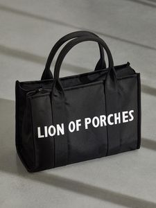 Oferta de Bolsa de mano con cierre de cremallera, letras impresas y bolsillos interiores por 134,99€ en Lion of Porches