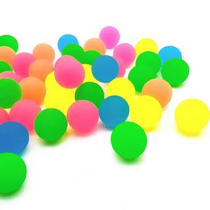 Oferta de Bola de goma elástica sólida de 25mm monocromática multicolor mate Gashapon niños y niñas 15 paquetes por 3,39€ en Aliexpress