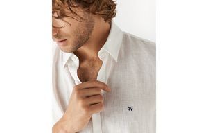 Oferta de Camisa sport regular lino blanco óptico por 99€ en Roberto Verino
