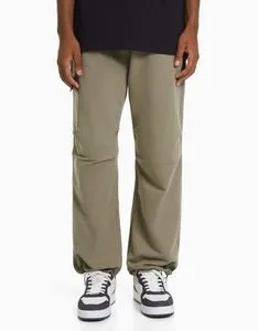 Oferta de Pantalón parachute felpa bolsillo cremallera por 12,99€ en Bershka