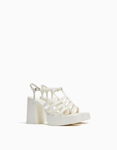 Oferta de Sandalia tacón plataforma cangrejera por 25,19€ en Bershka
