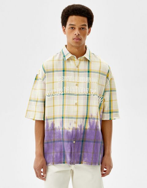 Oferta de Camisa manga corta oversize cuadros tie-dye por 7,99€ en Bershka