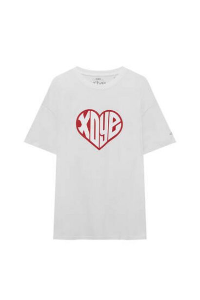 Oferta de Camiseta XDYE manga corta corazón por 9,99€ en Pull & Bear
