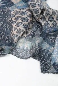 Oferta de Pañuelo Valecuatro Azul Marino por 8,23€ en Valecuatro