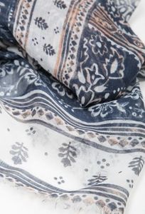 Oferta de Pañuelo unisex Valecuatro Azul Marino por 8,23€ en Valecuatro