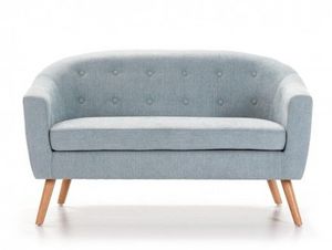 Oferta de Sofá tapizado azul y patas altas madera por 482,79€ en Merkamueble