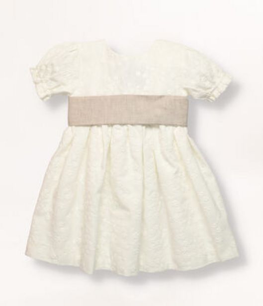 Oferta de Vestido de niña con tejido bordado en color crudo y cinturón rústico en color arena. por 87,5€ en Neck&Neck