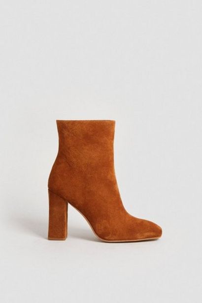 Oferta de Leather Square Toe Heeled Ankle Boot por 269,6€