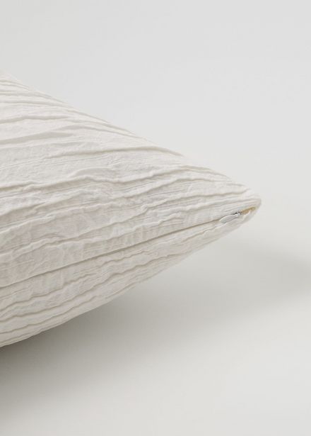 Oferta de Funda de cojín algodón textura por 9,99€ en MANGO