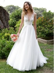 Oferta de Vestido de novia faldón de tul con cola por 139,7€ en Venca