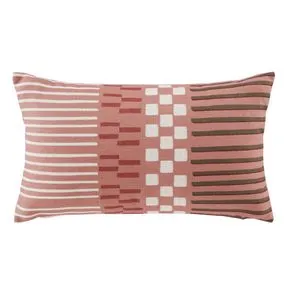 Oferta de Coussin imprimé terracotta, écru et vert kaki 30x50 por 19,99€ en Maisons du Monde