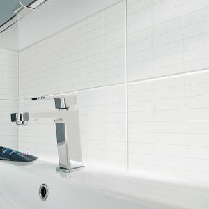 Oferta de Azulejo cerámico blanco brillante Plain 20 x 60 cm por 13,61€ en Brico Depôt