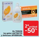 Oferta de En TODOS los geles LACTACYD y defensas APISERUM  en Carrefour