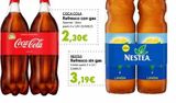 Oferta de KABUE OFICINAL  Coca-Cola  COCA COLA Refresco con gas Normal-Zero pack 2 x 1,251 (0,92€/1  2,30€  NESTEA Refresco sin gas Limon pack 2 x 1,51 [1,06€/1]  3,19€  LIMON  NESTEA.  LIMON  en Hiper Usera
