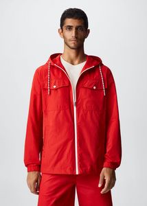 Oferta de Chaqueta impermeable capucha por 29,99€ en MANGO Man