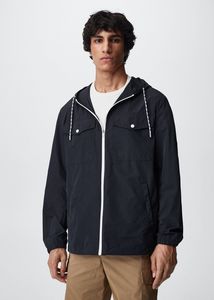 Oferta de Chaqueta impermeable capucha por 29,99€ en MANGO Man