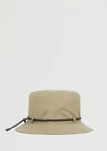Oferta de Sombrero hiking transpirable por 8,99€ en MANGO Man