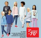 Oferta de En TODA la ropa de abrigo, jerseys, chaquetas, sudaderas y camisetas de la manga larga de infantil  en Carrefour