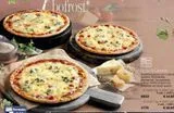 Oferta de IN  Pizza 4 Quesos  Deliciosa pizza con cuatro  quesos Mozzarella Emmental, Gorgonzola y Azul. Perfecta para los amantes del buen queso  1449/NQ-€498/ud/ 3 uds-1032 g  8832  € 14,95  (€ 15.92/kg. € $4 en Bofrost