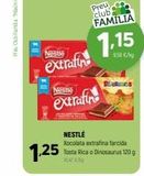 Oferta de Ell  Nestle  extrafine  1.25  Nestle  extrafine  Preu club FAMILIA  1.15  958 €/kg  NESTLÉ  Xocolata extrafina farcida Tosta Rica o Dinosaurus 120 g  en Coviran