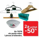 Oferta de En TODAS las perchas y pinzas de tender  en Carrefour