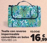 Oferta de Toalla con reverso impermeable convertible en bolso  por 16,99€ en Carrefour